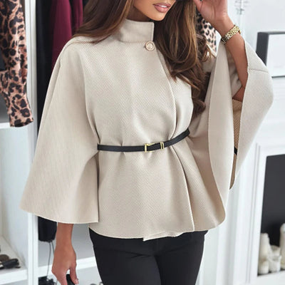 Vivienne – Cape drapée tendance avec taille ceinturée et manches larges