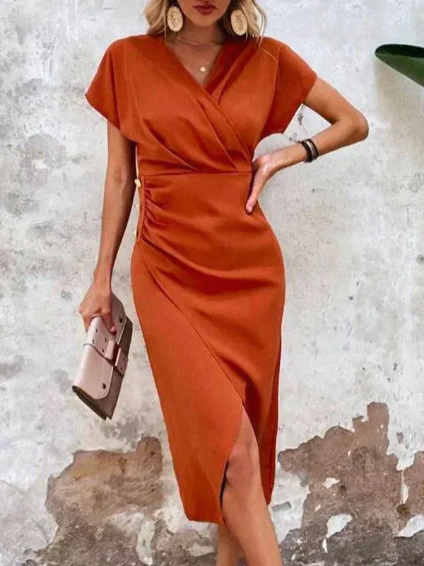 Adeline Robe Femme – Élégante Robe Drapée avec Col en V, Manches Courtes & Fente Subtile