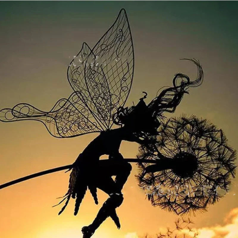 WhimsyWeld – Sculpture artistique d'une fée en mouvement avec des accents de pissenlit flottant