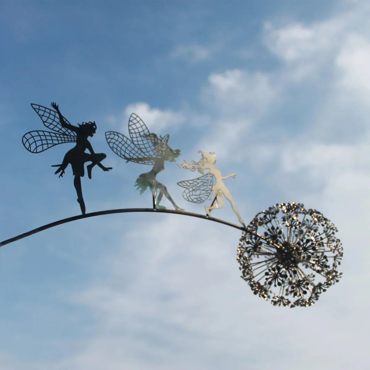 WhimsyWeld – Sculpture artistique d'une fée en mouvement avec des accents de pissenlit flottant