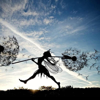 WhimsyWeld – Sculpture artistique d'une fée en mouvement avec des accents de pissenlit flottant