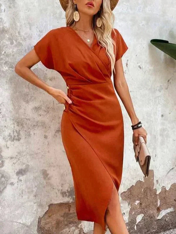 Adeline Robe Femme – Élégante Robe Drapée avec Col en V, Manches Courtes & Fente Subtile