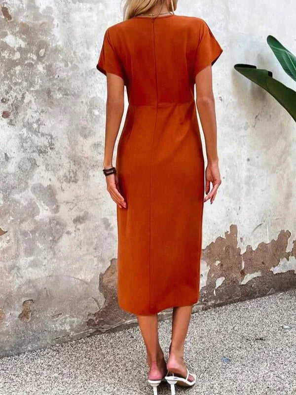Adeline Robe Femme – Élégante Robe Drapée avec Col en V, Manches Courtes & Fente Subtile